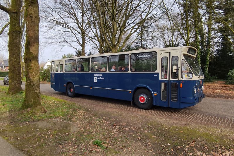 Rondrit met museumbussen door Arnhem